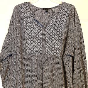 NWOT Banana Republic SZ L-XL black and white flowing top. Gorgeous.
